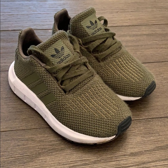 Sold !Toddler size 9 Adidas - Picture 1 of 4